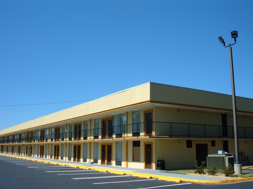 Days Inn By Wyndham Madison Exteriör bild