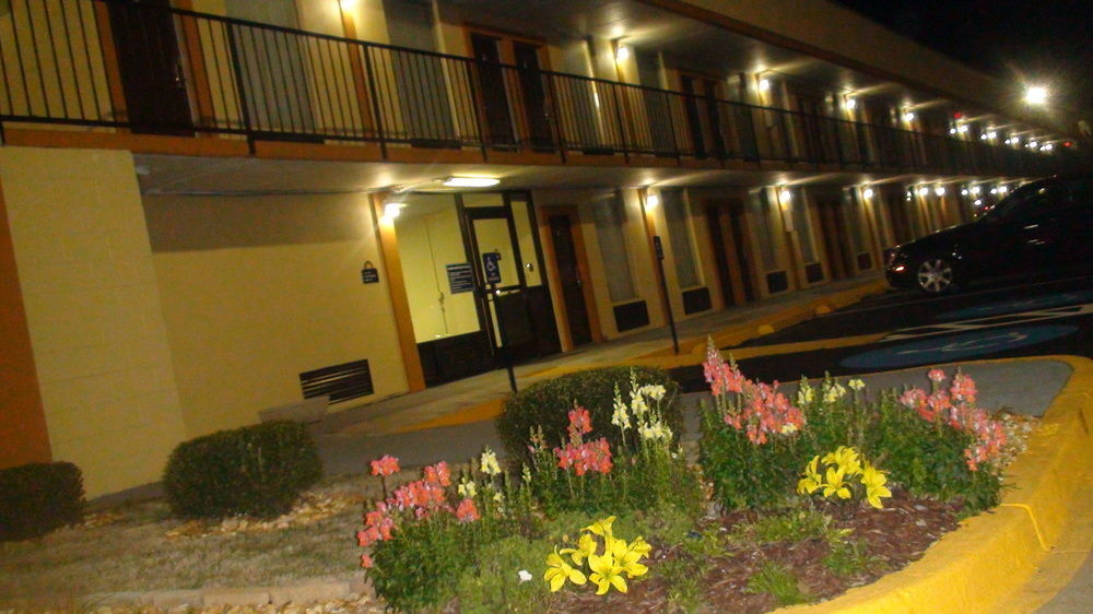 Days Inn By Wyndham Madison Exteriör bild