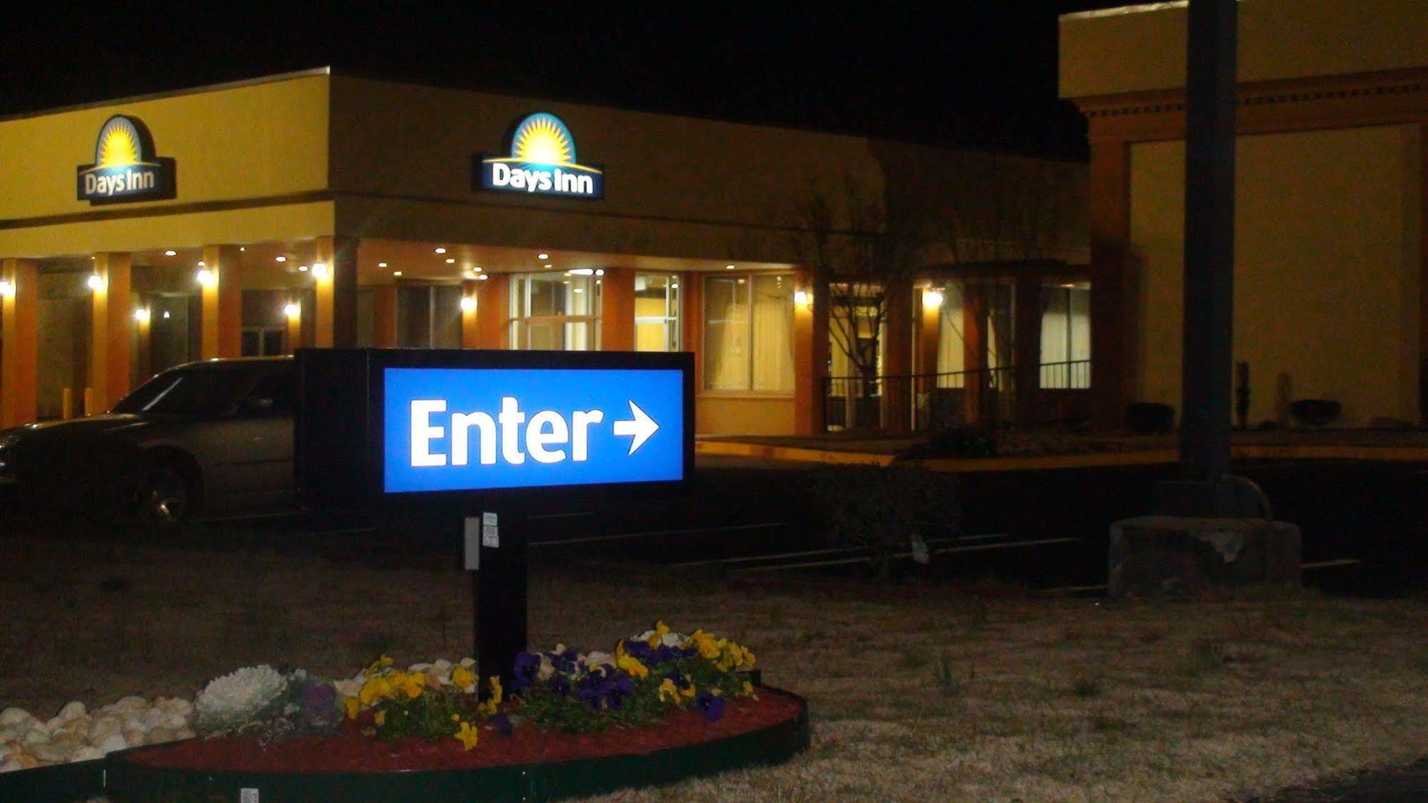 Days Inn By Wyndham Madison Exteriör bild