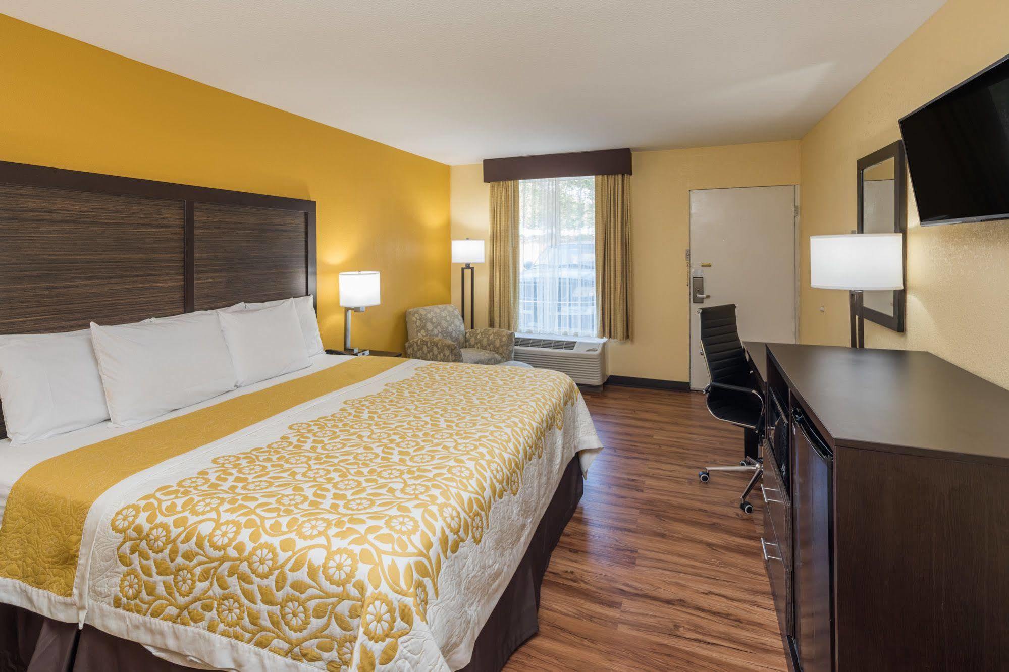 Days Inn By Wyndham Madison Exteriör bild