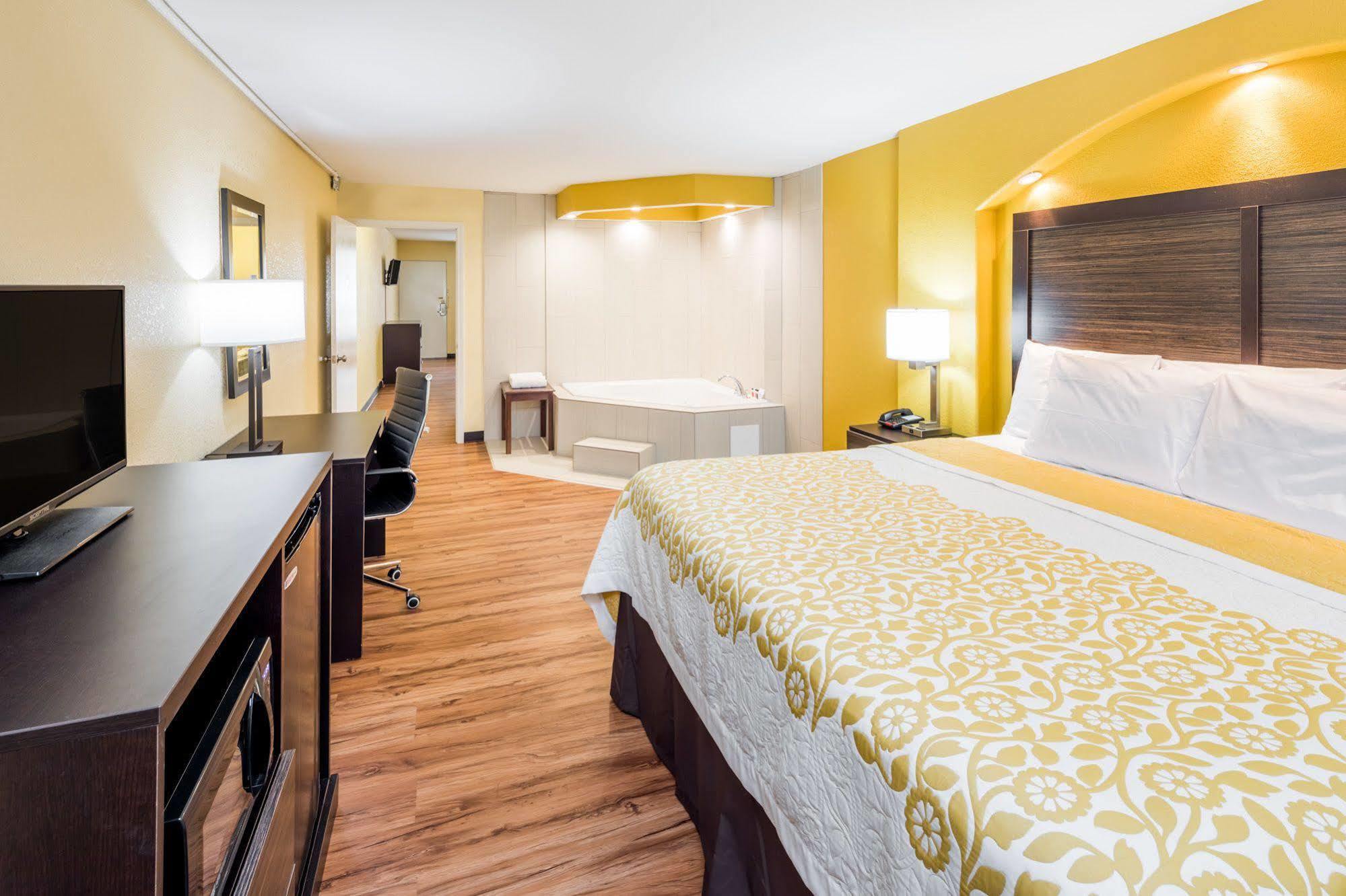 Days Inn By Wyndham Madison Exteriör bild